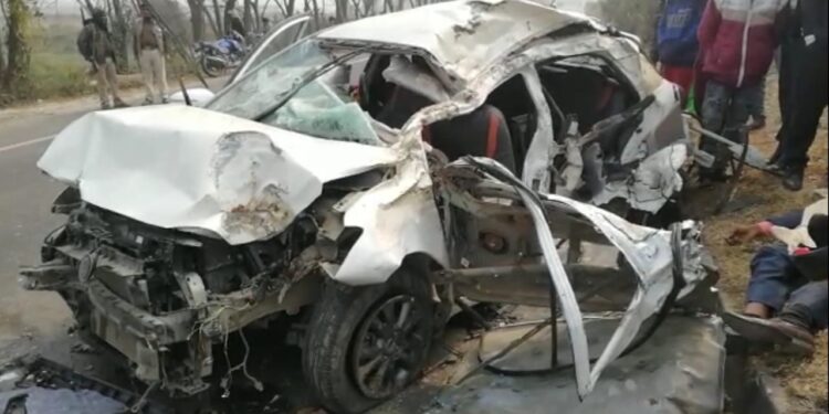 कुत्ते को बचाने के चक्कर में कार सवार पिता सहित दो की दर्दनाक मौत,मां-बेटे की हालत गंभीर,बंधन बैंक के मैनेजर के रुप में हुई खगड़िया के गोगरी निवासी एक मृतक की पहचान