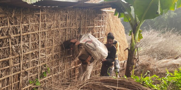 आखिर क्यों गिरफ्तार हुई नई नवेली दुल्हन!97 किलो गांजा की बरामदगी के 24 घंटे बाद भी तस्करों की गिरेबां तक नहीं पहुंच सके पुलिस के हाथ, हवालात से बाहर आकर हजामत बनवाता नजर आया तस्कर का भाई