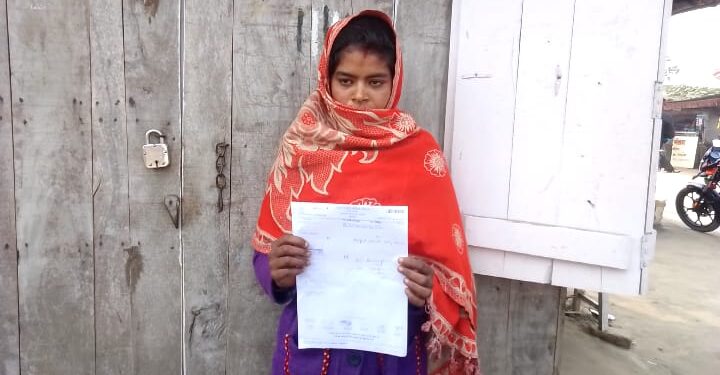 छेड़खानी का विरोध करने पर दबंग ने महिला को पीट-पीटकर किया जख्मी,बीते दिनों सड़क पर महज पानी गिराने के बाद से सुलग रहा है विवाद,दो पक्षों के बीच तनाव व्याप्त