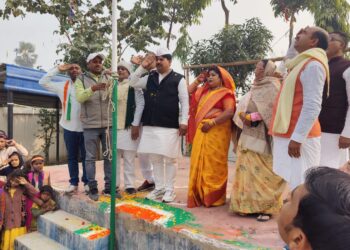 राजद कार्यालय में पूर्व राजद एमएलसी प्रत्याशी मनोहर यादव ने राष्ट्रीय ध्वज फहराकर तिरंगे को दी सलामी,तो योगिराज डॉ रामनाथ अघोरी पार्क में पूर्व नगर सभापति सीता कुमारी ने किया झंडोत्तोलन