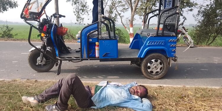 …और जब सीएम के खगड़िया आगमन के पूर्व एक नशेड़ी ई-रिक्शा चालक ने खूब उड़ायी शराबबंदी कानून की धज्जियां