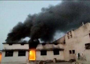 जेनरेटर के तार से निकली चिंगारी और लग गई कपड़े की दुकान में आग,लाखों की क्षति का लगाया जा रहा अनुमान,गोगरी नगर परिषद स्थित मदरसा अरबिया छात्रावास के ऊपर है कपड़े की दुकान