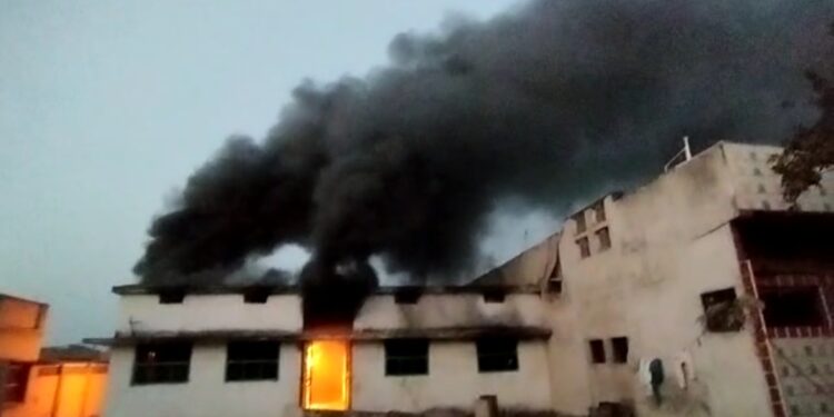 जेनरेटर के तार से निकली चिंगारी और लग गई कपड़े की दुकान में आग,लाखों की क्षति का लगाया जा रहा अनुमान,गोगरी नगर परिषद स्थित मदरसा अरबिया छात्रावास के ऊपर है कपड़े की दुकान