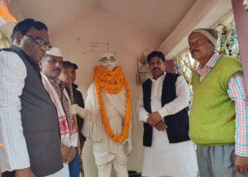 राजद के पूर्व एमएलसी प्रत्याशी मनोहर यादव ने बापू के सदैव सत्य और अहिंसा के मार्ग पर चलने की कही बात तो,बापू मध्य विद्यालय के प्राचार्य चन्द्रमणि मिश्र ने कहा-आजादी के आंदोलन के समय लगभग 1926 ई.में बलुआही आए थे महात्मा गांधी,गांधी पार्क में मनाई गई राष्ट्रपिता महात्मा गांधी की पुण्यतिथि