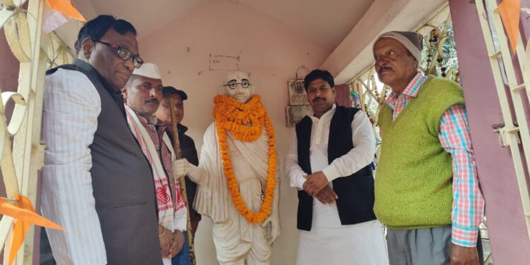 राजद के पूर्व एमएलसी प्रत्याशी मनोहर यादव ने बापू के सदैव सत्य और अहिंसा के मार्ग पर चलने की कही बात तो,बापू मध्य विद्यालय के प्राचार्य चन्द्रमणि मिश्र ने कहा-आजादी के आंदोलन के समय लगभग 1926 ई.में बलुआही आए थे महात्मा गांधी,गांधी पार्क में मनाई गई राष्ट्रपिता महात्मा गांधी की पुण्यतिथि