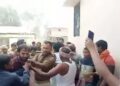 गर्ल्स स्कूल में दिनदहाड़े घुसकर अपराधियों ने की गोलीबारी,बाल-बाल बची शिक्षक की जान,भाग रहे अपराधियों में से दो को पकड़कर ग्रामीणों ने किया पुलिस के हवाले