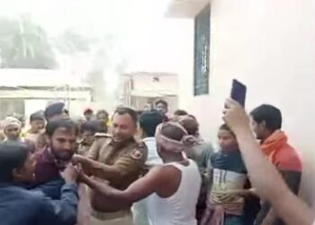 गर्ल्स स्कूल में दिनदहाड़े घुसकर अपराधियों ने की गोलीबारी,बाल-बाल बची शिक्षक की जान,भाग रहे अपराधियों में से दो को पकड़कर ग्रामीणों ने किया पुलिस के हवाले