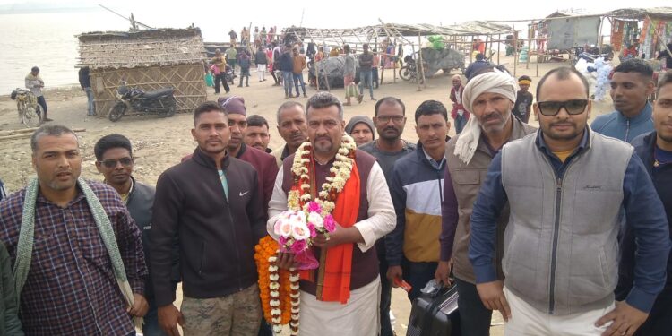 दिल्ली नगर निगम के चुनाव में जीत का पताका लहराकर पार्षद बने चंदन कुमार का चकप्रयाग गांव में भव्य स्वागत,चंदन ने कहा-मानव सेवा ही उनकी पहली प्राथमिकता