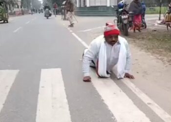 संवेदनहीन जिला प्रशासन को आईना दिखाने को ले दंड प्रणाम करते समाजसेवी पहुंचे समाहरणालय द्वार,कड़ाके की इस ठंढ़ में जरुरमंदों की सुधि नहीं लिए जाने से आहत हैं समाजसेवी