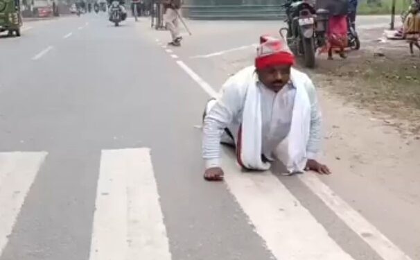 संवेदनहीन जिला प्रशासन को आईना दिखाने को ले दंड प्रणाम करते समाजसेवी पहुंचे समाहरणालय द्वार,कड़ाके की इस ठंढ़ में जरुरमंदों की सुधि नहीं लिए जाने से आहत हैं समाजसेवी