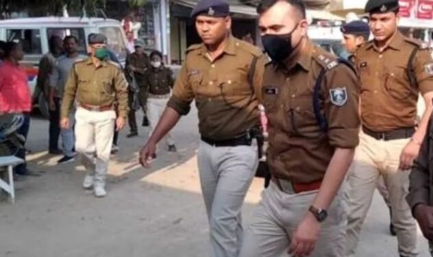 हथियारों का जखीरा बरामद कर एके-47 की तलाश में जुटी हाजीपुर पुलिस,कई बदमाशों को गिरफ्त में ले पुलिस चला रही छापेमारी अभियान, हड़कंप