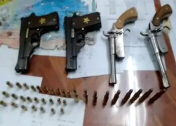 कहीं ट्रेनों से हथियार और कारतूस की तस्करी तो नहीं हो रही!खगड़िया जंक्शन पर हथियार और कारतूसों से भरे बैग को बरामद कर मामले की गहन पड़ताल में जुटी जीआरपी की टीम