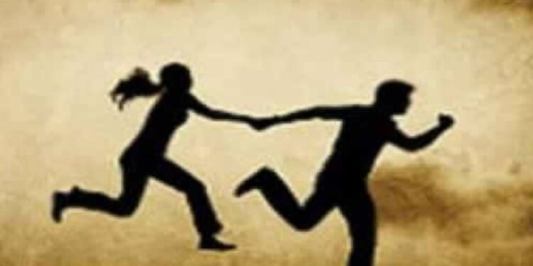 प्रेमी से मोबाइल पर बातचीत किए जाने का पति ने किया विरोध तो प्रेमी संग भाग खड़ी हुई दो बच्चों की मां,पत्नी की बरामदगी को ले बिलख रहा पति पुलिस से लगा रहा न्याय की गुहार