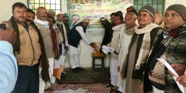 जननायक कर्पूरी ठाकुर की जयंती पर गांधी इंटर इंटर विद्यालय में राजद कार्यकर्ताओं का हुआ जुटान, देश का संविधान बचाने के लिए राजद कर रही एड़ी-चोटी एक: अभिराम यादव