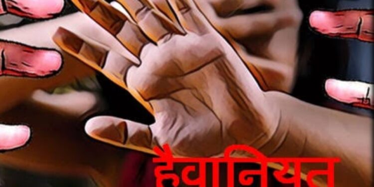 दबंग युवक ने की किशोरी को हवश का शिकार बनाने की कोशिश,शोर सुनकर एकत्रित हुए ग्रामीणों ने युवक को दबोचा,किसी तरह हाथ छुड़ाकर भाग खड़ा हुआ दबंग.आरोपी युवक की तलाश में जुटी पुलिस