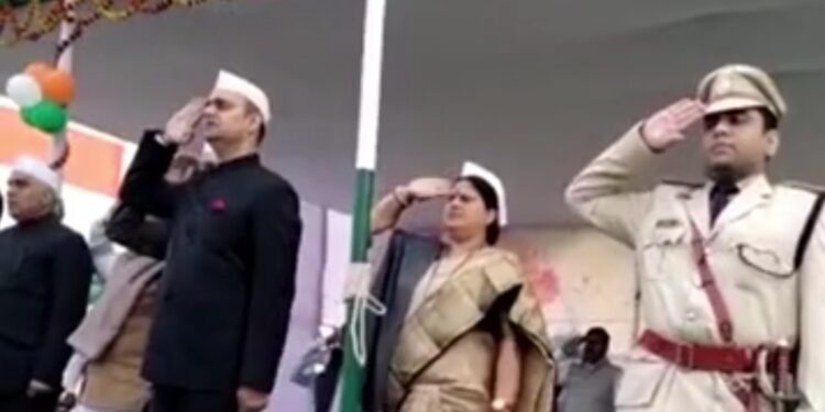 जगह-जगह गणतंत्र दिवस पर कार्यक्रमों की रही धूम, जेएनकेटी मैदान में आयोजित मुख्य समारोह में लोगों की भारी भीड़ के बीच डीएम डॉक्टर आलोक रंजन घोष ने फहराया राष्ट्रीय ध्वज,विभिन्न क्षेत्रों में उत्कृष्ट कार्य करने वालों को प्रमाणपत्र और मोमेंटो प्रदान कर डीएम ने किया सम्मानित