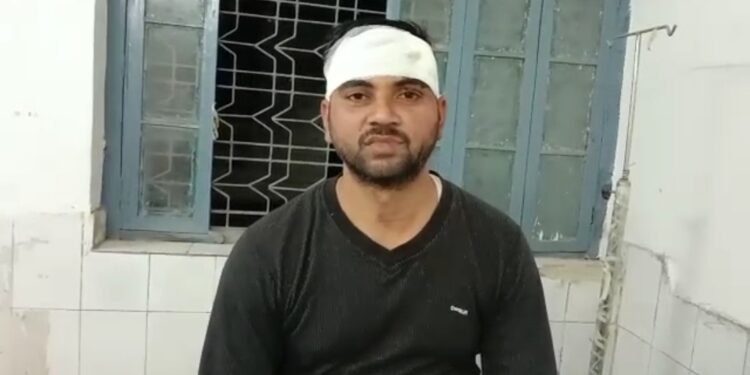 अश्लील गाना बजाने से डीजे वालों ने किया इंकार, तो शराब के नशे में बौराए असामाजिक तत्वों ने मारपीट कर किया जख्मी, पड़ताल में जुटी पुलिस