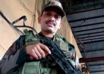 …और सेना के अस्पताल में मंगलवार को भारतीय सेना के जवान अंकेश कुमार चौधरी ने ली अंतिम सांस,मर्माहत हैं इलाके के लोग,अगुवानी घाट पर सैनिक सम्मान के साथ होगा उनका अंतिम संस्कार,परबत्ता विधायक डॉ संजीव ने दी श्रद्धांजलि