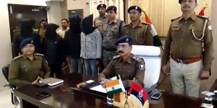 बंधन बैंककर्मी के साथ हुए लूटकांड मामले में चार अपराधी गिरफ्तार,पुलिस गिरफ्त में आए अपराधियों में एक का रहा है पुराना आपराधिक इतिहास
