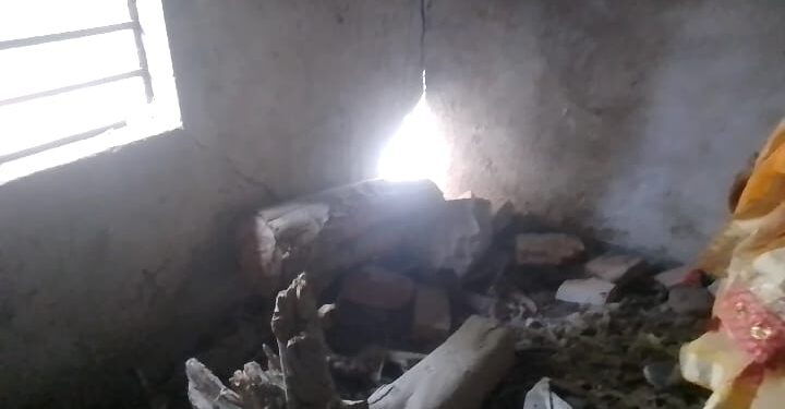 बच्चों के साथ अगर कोई हादसा हुआ तो जिम्मेवारी लेगा आखिर कौन!प्राथमिक विद्यालय शोभा पहलवान वासा के भवन की दरकी दीवारें कह रही विभागीय लापरवाही की कहानी