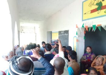 एचएम की मनमानी से नाराज ग्रामीणों ने विद्यालय पहुंचकर जमकर काटा बवाल,बच्चों का निवाला गटक जाने सहित लगाया अन्य गंभीर आरोप