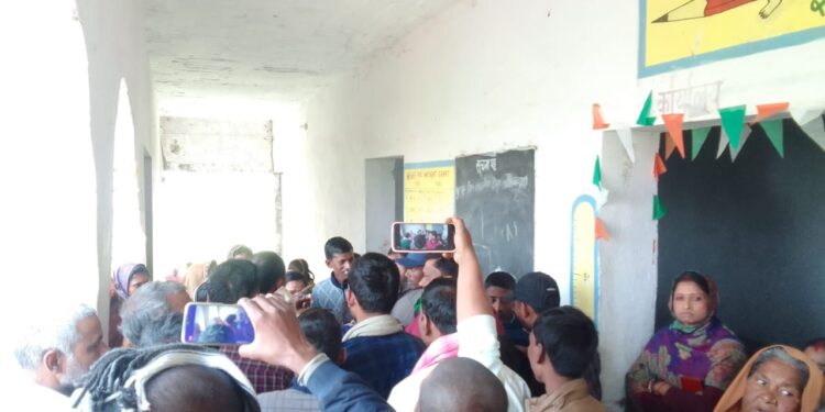 एचएम की मनमानी से नाराज ग्रामीणों ने विद्यालय पहुंचकर जमकर काटा बवाल,बच्चों का निवाला गटक जाने सहित लगाया अन्य गंभीर आरोप