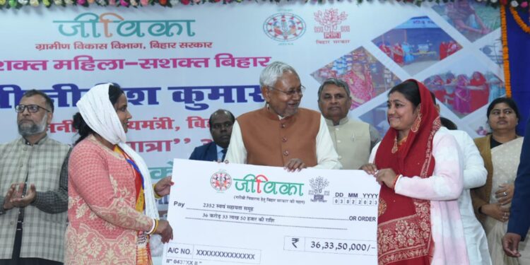 सीएम नीतीश कुमार ने समाधान यात्रा के क्रम में खरहट और मोहनी में मत्स्य, बत्तख पालन सहित मखाना प्रोसेसिंग यूनिट को नजदीक से देख की सराहना,कहा-अभी बहुत कुछ किया जाना बांकी