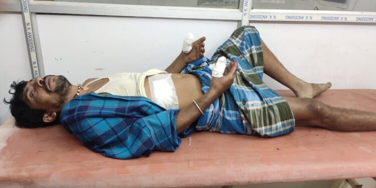 शेरगढ़ में दो पक्षो के बीच हुई मारपीट और गोलीबारी,दो जख्मी लोगों को किया गया रेफर