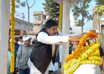 फरकिया के गांधी के नाम से प्रसिद्ध रामबहादुर आजाद की मनाई गई 89वीं जयंती,राजद के वरीय नेता मनोहर यादव ने उन्हें ताउम्र समाजवाद की सोच को आगे बढ़ाने वाला बताया,तो युवाशक्ति नेता नागेंद्र सिंह त्यागी ने कहा-समाजवाद के पुरोधा थे आजाद जी