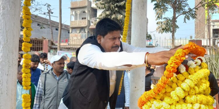 फरकिया के गांधी के नाम से प्रसिद्ध रामबहादुर आजाद की मनाई गई 89वीं जयंती,राजद के वरीय नेता मनोहर यादव ने उन्हें ताउम्र समाजवाद की सोच को आगे बढ़ाने वाला बताया,तो युवाशक्ति नेता नागेंद्र सिंह त्यागी ने कहा-समाजवाद के पुरोधा थे आजाद जी