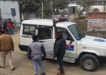 आखिर किसने हत्या कर शव को जलाकर कर दिया खाक!अर्द्धनिर्मित मकान से मिला अर्द्ध जला शव, शव बरामद कर पड़ताल में जुटी पुलिस