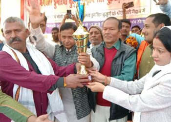 …और फिर अव्वल स्थान पर रहे राजधानी एक्सप्रेस के नाम से चर्चित कटीमन सिंह के घोड़े,नगर सभापति अर्चना देवी ने किया घुड़दौड़ प्रतियोगिता का संयुक्त रुप से उद्घाटन