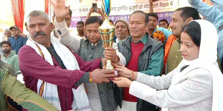 …और फिर अव्वल स्थान पर रहे राजधानी एक्सप्रेस के नाम से चर्चित कटीमन सिंह के घोड़े,नगर सभापति अर्चना देवी ने किया घुड़दौड़ प्रतियोगिता का संयुक्त रुप से उद्घाटन