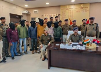 अपराध करने के दौरान छह बदमाश धराया,दो देशी कट्टा,सात कारतूस,तीन मिस फायर कारतूस और दो मोबाइल सहित लूट का 14 हजार 300 रुपये बरामद