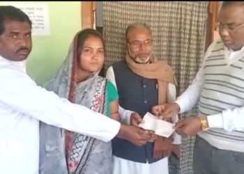 अग्निकांड प्रभावित दस परिवारों को मिला मुआवजे का चेक,डीएम डॉक्टर आलोक रंजन घोष के निर्देश पर बीडीओ ने अपने कार्यालय कक्ष में सौंपा चेक