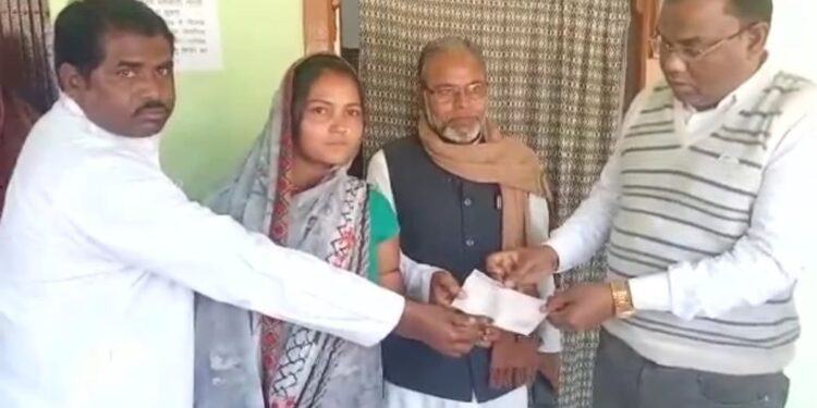 अग्निकांड प्रभावित दस परिवारों को मिला मुआवजे का चेक,डीएम डॉक्टर आलोक रंजन घोष के निर्देश पर बीडीओ ने अपने कार्यालय कक्ष में सौंपा चेक