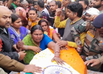 भारतीय सेना में JCOके पद पर कार्यरत खगड़िया के लाल प्रशांत कुमार उर्फ अवधेश को नम आंखों से दी गई अंतिम विदाई,सैनिक सम्मान के साथ दुधैला गंगा घाट पर किया गया उनका अंतिम संस्कार,बड़े पुत्र सोलजर ने दी मुखाग्नि, मुंबई स्थित सेना के अस्पताल में हो गया था निधन