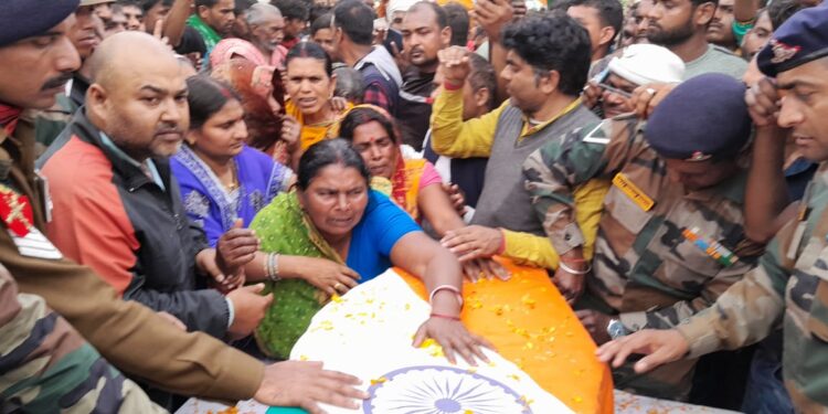 भारतीय सेना में JCOके पद पर कार्यरत खगड़िया के लाल प्रशांत कुमार उर्फ अवधेश को नम आंखों से दी गई अंतिम विदाई,सैनिक सम्मान के साथ दुधैला गंगा घाट पर किया गया उनका अंतिम संस्कार,बड़े पुत्र सोलजर ने दी मुखाग्नि, मुंबई स्थित सेना के अस्पताल में हो गया था निधन