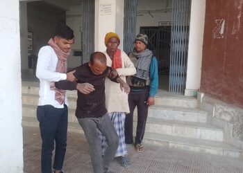 विवादित जमीन पर मकान निर्माण को लेकर दो पक्षों के बीच हुई मारपीट, कोशी उच्च विद्यालय के शिक्षक बुरी तरह जख्मी