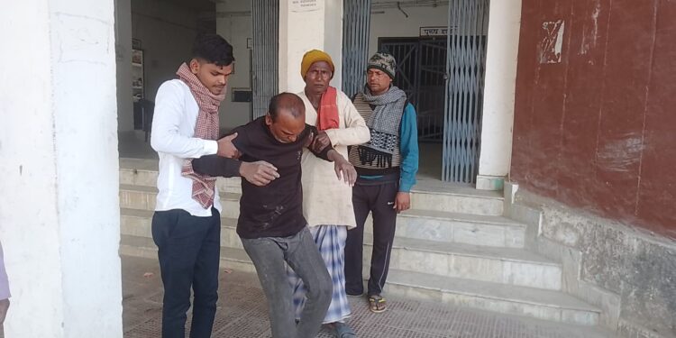 विवादित जमीन पर मकान निर्माण को लेकर दो पक्षों के बीच हुई मारपीट, कोशी उच्च विद्यालय के शिक्षक बुरी तरह जख्मी