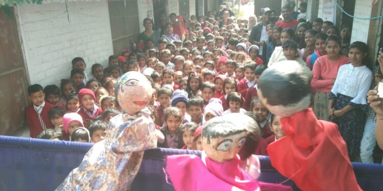 लोक कला का विभिन्न जगहों पर प्रदर्शन,लोक कला के माध्यम से क्षेत्र के विभिन्न जगहों पर छात्र-छात्राओं को सामाजिक बदलाव के लिए किया जा रहा जागरुक:अनिल सिन्हा