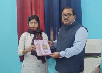 जिला शिक्षा पदाधिकारी ने डॉ स्वराक्षी स्वरा को किया सम्मानित