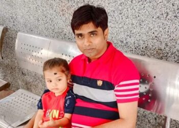 स्कूल संचालन के समय ही शिक्षक ने फांसी के फंदे से लटककर कर ली खुदकुशी, मचा कोहराम,पति के शव से लिपट कर विलाप करती शिक्षिका पत्नी को देख अपने-आपको संभाल नहीं पा रहे थे बच्चे और अन्य शिक्षक-शिक्षिकाएं