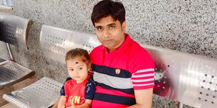 स्कूल संचालन के समय ही शिक्षक ने फांसी के फंदे से लटककर कर ली खुदकुशी, मचा कोहराम,पति के शव से लिपट कर विलाप करती शिक्षिका पत्नी को देख अपने-आपको संभाल नहीं पा रहे थे बच्चे और अन्य शिक्षक-शिक्षिकाएं