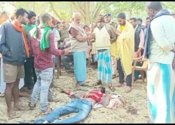 अपराधियों ने युवक की हत्या कर शव को चौधरी बगीचे में फेंका,शव बरामद कर पड़ताल में जुटी पुलिस, मामला पसराहा थाना क्षेत्र का