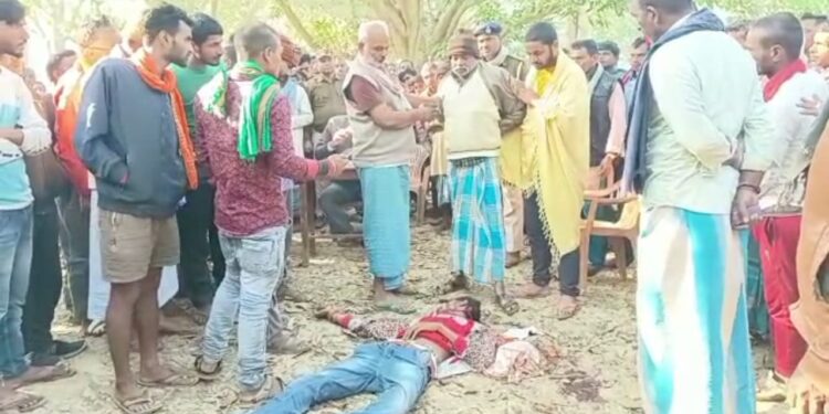 अपराधियों ने युवक की हत्या कर शव को चौधरी बगीचे में फेंका,शव बरामद कर पड़ताल में जुटी पुलिस, मामला पसराहा थाना क्षेत्र का