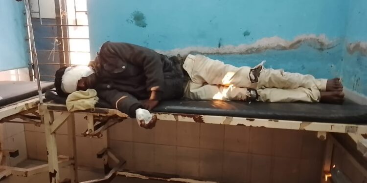 मजदूरी करने को ले दोस्तों के साथ दिल्ली जाने की तमन्ना नहीं हो सकी पूरी, महेशखूंट पहुंचकर ट्रेन पकड़ने से पहले बेलदौर में ऑटो पलटने के कारण दोनों यात्री गंभीर रुप से जख्मी,एक बेहतर चिकित्सार्थ रेफर