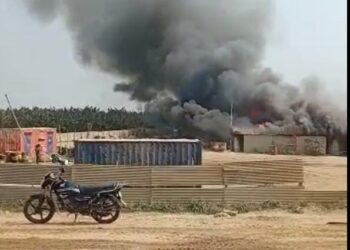 अगुवानी-सुल्तानगंज पुल निर्माण कार्य में लगी सृष्टि पथ निर्माण कंपनी के बेस कैंप में लगी आग,रहा अफरातफरी का माहौल