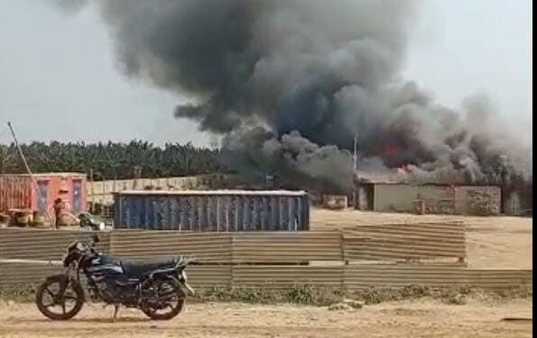 अगुवानी-सुल्तानगंज पुल निर्माण कार्य में लगी सृष्टि पथ निर्माण कंपनी के बेस कैंप में लगी आग,रहा अफरातफरी का माहौल