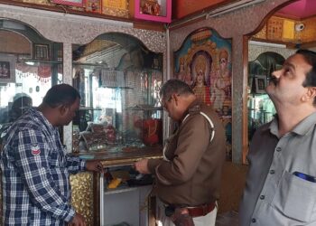 ज्वेलरी दुकान में चोरों ने दिया बड़ी घटना को अंजाम, स्वर्णाभूषण के साथ-साथ सीसीटीवी कैमरा का डीवीआर, एलसीडी टीवी समेत अन्य सामानों को उड़ा ले गए चोर,कारोबारियों ने जताई पुलिस के प्रति नाराजगी
